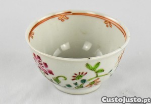 Taa porcelana da China, Qianlong, sc. XVIII, decorada com flores