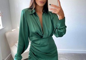 Vestido verde acetinado traçado da Zara novo