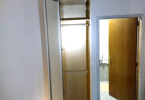 Roupeiro moderno com uma porta de vidro