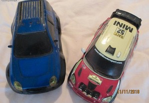 2 miniaturas de carros