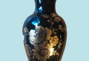 Jarra em Porcelana Azul com motivos florais em dourado