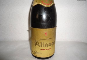 Garrafa de vinho tinto velho Caves Aliança 1959