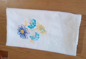 Toalha de mesa / Napperon em tecido branco, trabalhado bordado nos cantos.