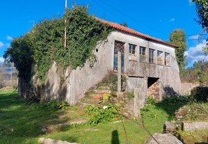 1009_ Moradia p/ restauro com terreno, em Viana do Castelo