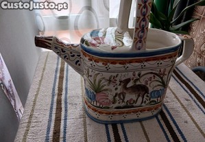 Regador em porcelana pintado á mão, a marca está no fundo do regador
