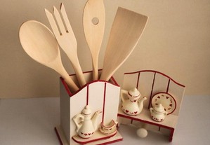 2 suportes de utensílios de cozinha+talheres de madeira/2 kitchen utensil holders+4 wooden cutlery