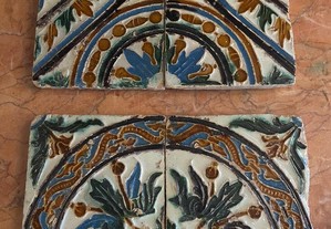 Duas meias-quadras de azulejos hispano-árabes Sec. XVI