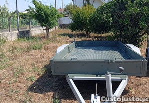 Atrelado com matrícula 4m 2000kg