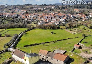 Linda quinta com casas junto da Aldeia.
