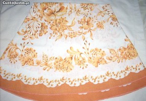 Toalha redonda em tons de branco e laranja