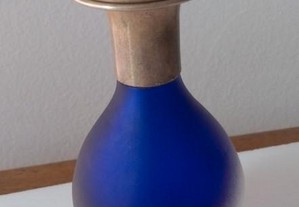 Frasco de perfume em vidro azul e prata