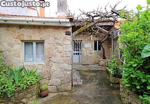 Moradia T2 Com 2 Pisos Em Tourém, Montalegre