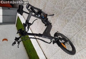 Bicicleta eltrica dobrvel ELEVEN E4, com capa impermevel, em estado de novo, com garantia de 26 meses.
