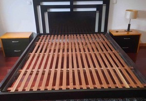 Mobília de quarto em preto e madeira