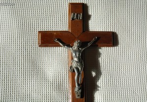 Cruz do Cristo crucifixo madeira e metal 40 cm