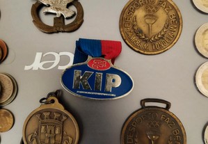 medalhas, escudos, isqueiro e crachás