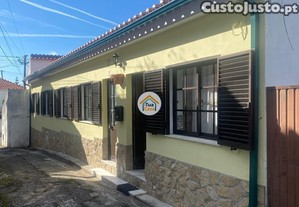 Moradia Trrea com terrao privativo , dois quartos, sala de estar, sala de jantar, cozinha equipada