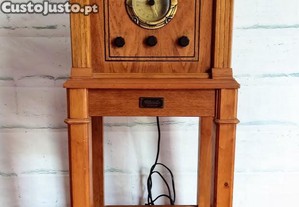 Mesa de apoio retro com rádio AM/FM e leitor de cassetes