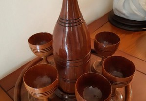 Conjunto de cálices, garrafa e prato em madeira