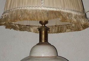 candeeiro de mesa: cerâmica, com abajour muito antigo