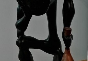 Escultura estilizada do pensador em pau preto
