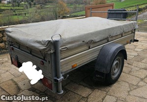 Reboque em miuto bom estado muito resistente. novo eixo e trav�es