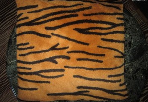 almofada padrão tigre como nova