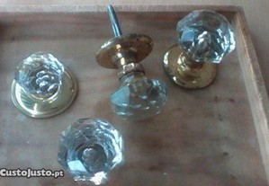 Puxadores tipo cristal e metal
