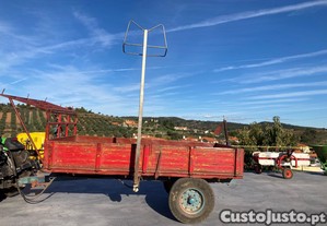 reboque equipado com carregador de fardos pequenos