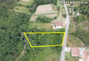 Terreno com projeto de moradia aprovado. Boas acessibilidades