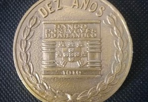 Medalha pisa papel em metal dos 10 anos do Banco Português Atlântico
