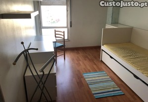 Quarto 13 mts no Cacém Cima , só a senhoras