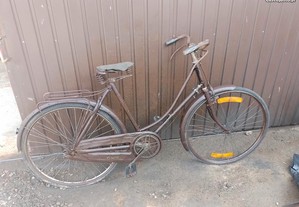 Bicicleta pasteleira muito antiga quadro de passeio para restauro