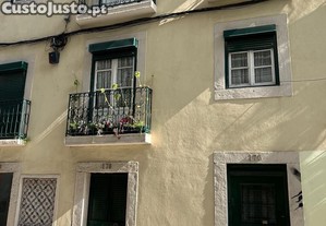 Prdio com 6 Fraes a 100m da Avenida da Liberdade - Para Reabilitao