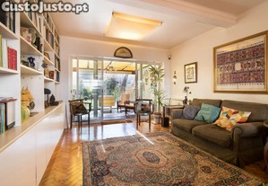 Moradia T3, Remodelada, com Jardim, em zona nobre do Restelo