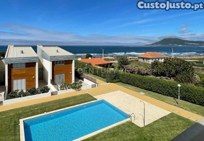 Moradia T4 com vista mar na praia de Moledo