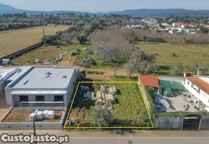 Terreno plano para construo numa localizao excecional e sossegada a 5 min. do centro da Lous