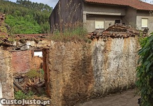 Casa Antiga em Coimbra para Recuperao com Boa Exposio Solar