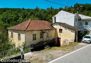 Casa para reconstruir na pitoresca aldeia do Portelo, em Bragana - Oportunidade nica!
