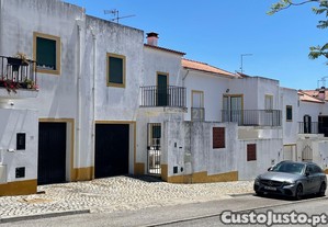 Moradia Localizada Em Montemor O Novo*imvel Ocupado*