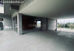 Loja com rea total de 324m2