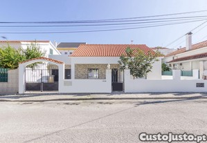 Quinta do Conde - Moradia isolada t�rrea T2+2 totalmente remodelada