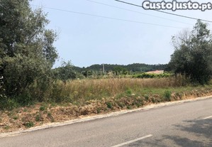 Terreno urbano plano com rea total de 4.404m2 numa localizao boa a 10 min da Lous