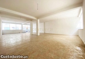 Duas Lojas com Box em Castro Daire