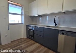 Apartamento T3 transformado em T2 totalmente remodelado no centro de Moura