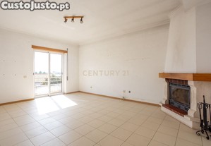 Apartamento T3 com garagem fechada, duas varandas e tima exposio solar
