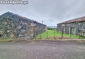 Propriedade com Casas em Pedra Rstica - Oportunidade