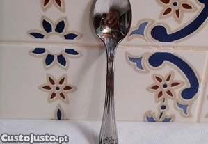 Colher de café com a gravação do símbolo da Fundação INATEL, com 10,4 cm