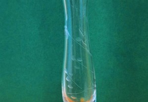 Solitário em vidro incolor lapidado, formato ampulheta
