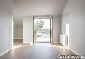 Apartamento T4 Duplex Remodelado com 3 Terra�os e Garagem Box   Alcochete